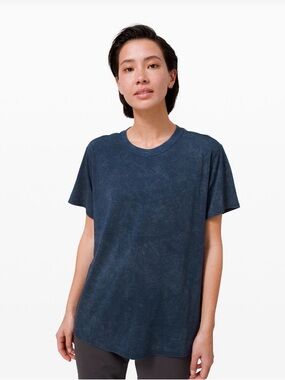 Lululemon Washed Navy Crewneck Tee size: Medium